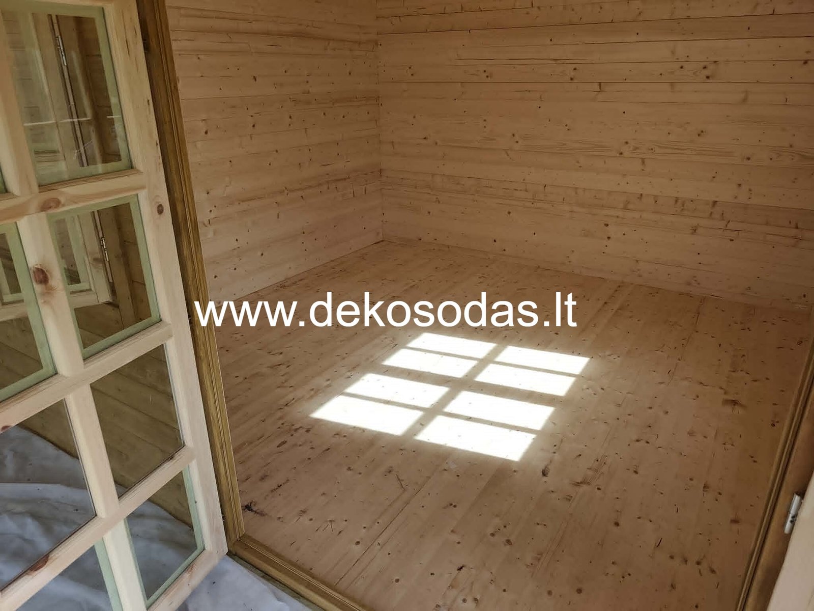 Minero 6x8 m medinis sodo namelis su 6x4 m pastoge ir sandėliuku