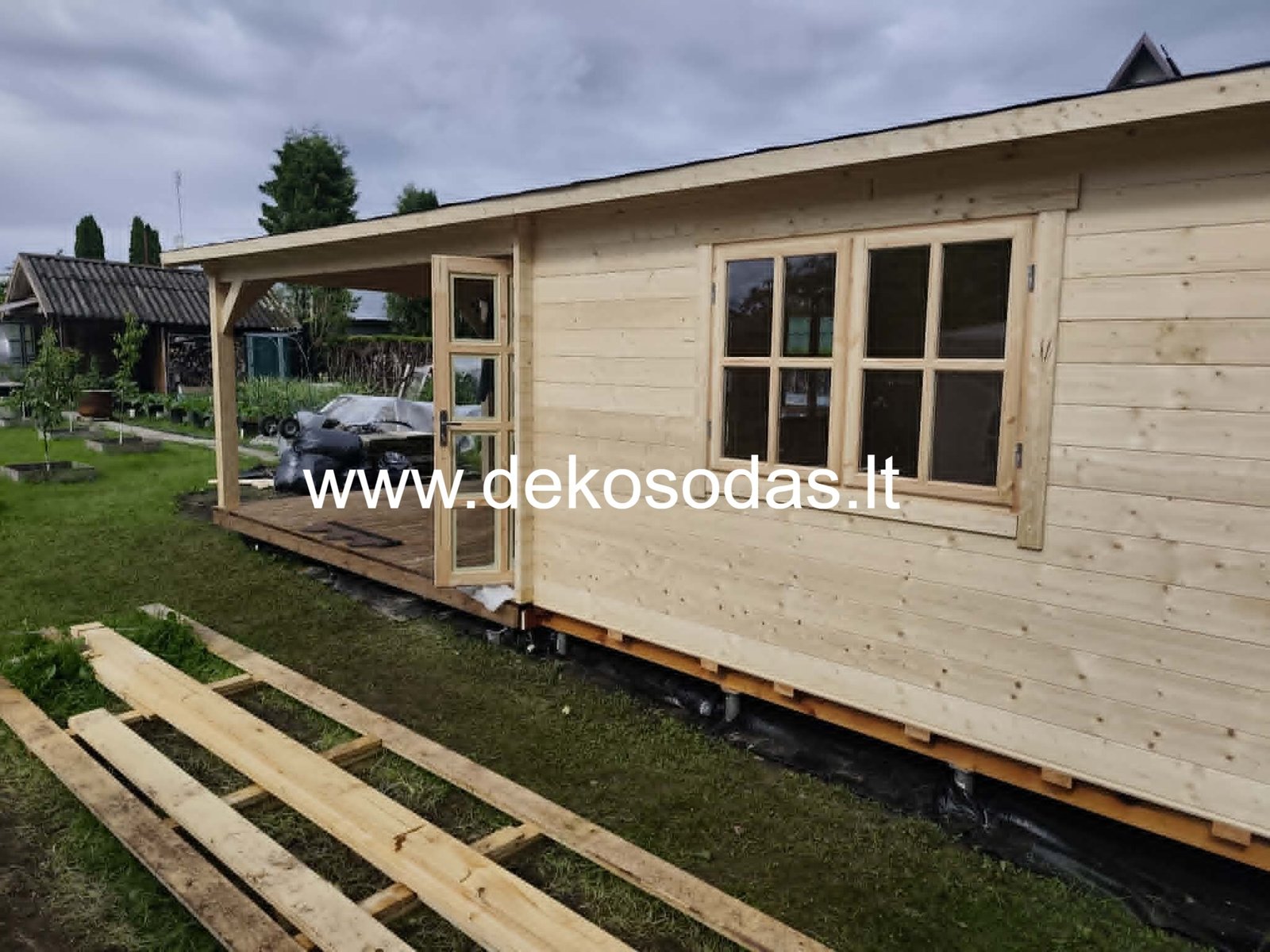 MINERO 6x8 m – medinis sodo namelis su erdvia pastoge (44 mm) - Image 8