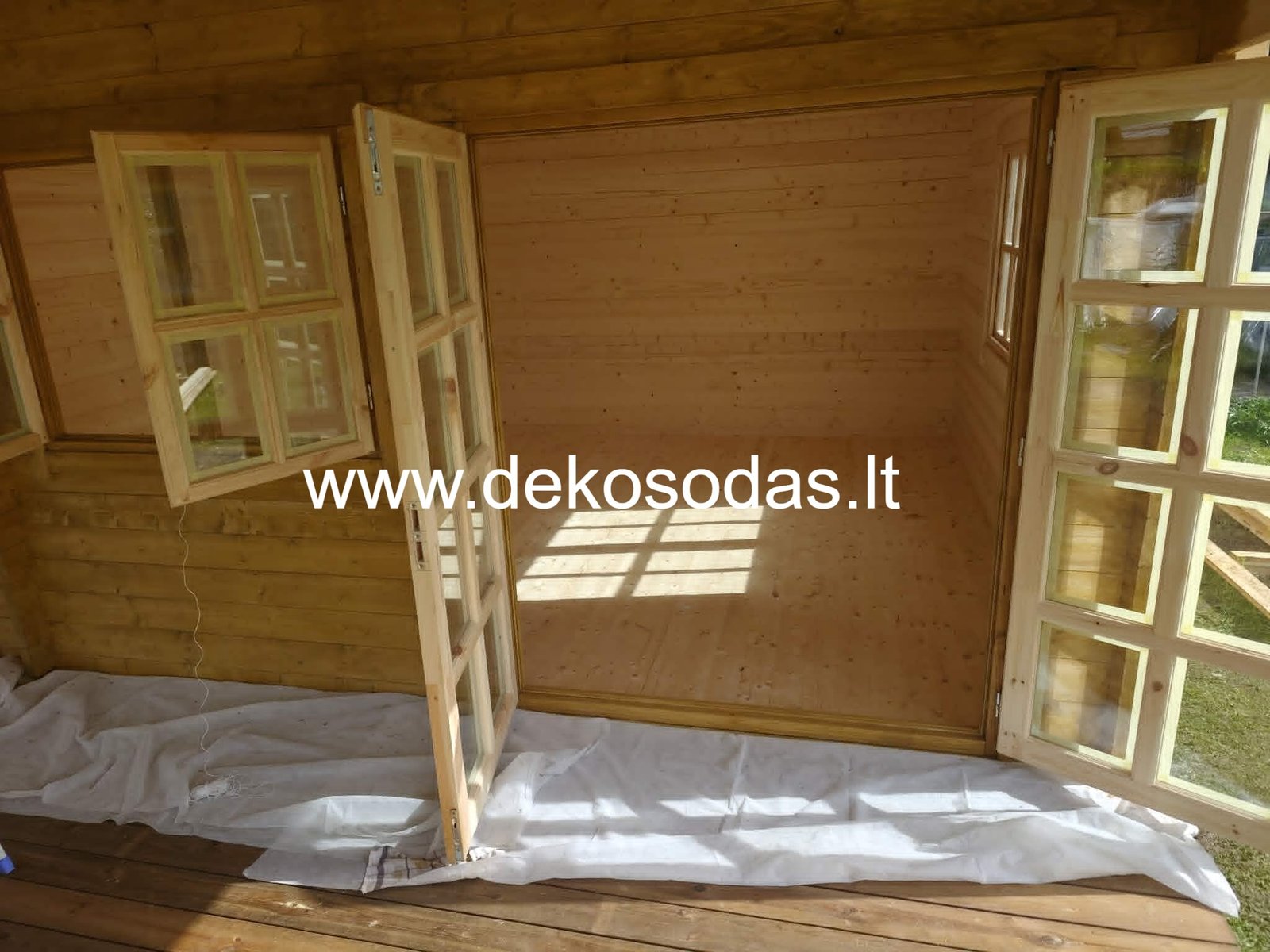 Minero 6x8 m medinis sodo namelis su 6x4 m pastoge ir sandėliuku
