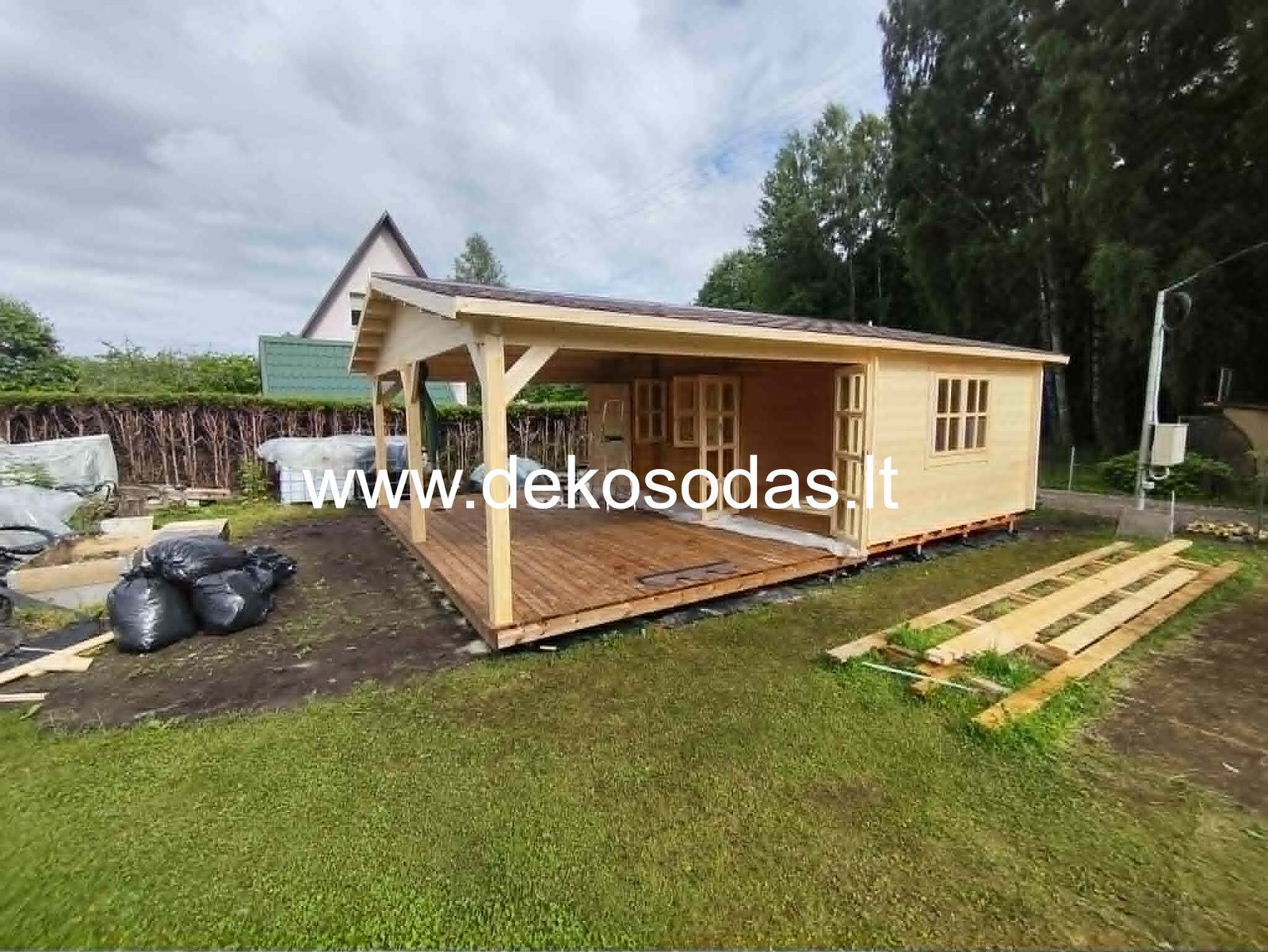 Minero 6x8 m medinis sodo namelis su 6x4 m pastoge ir sandėliuku