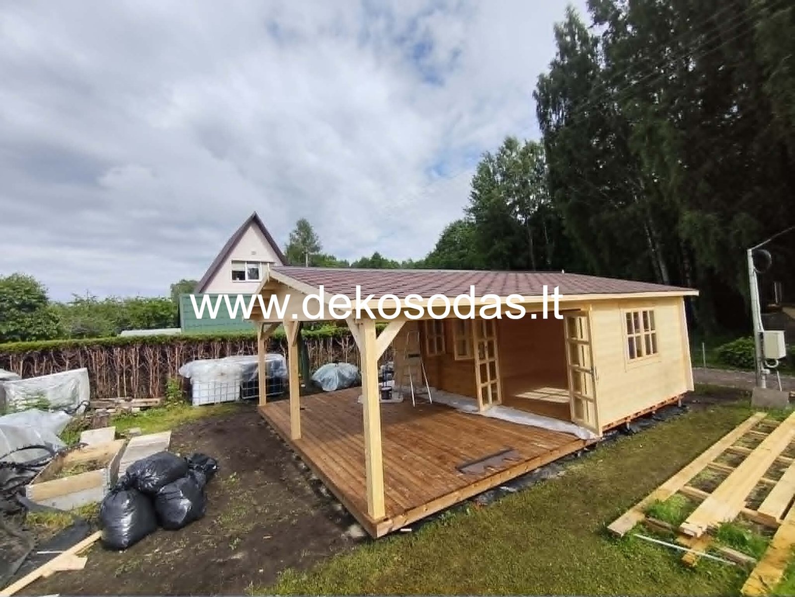 Minero 6x8 m medinis sodo namelis su 6x4 m pastoge ir sandėliuku