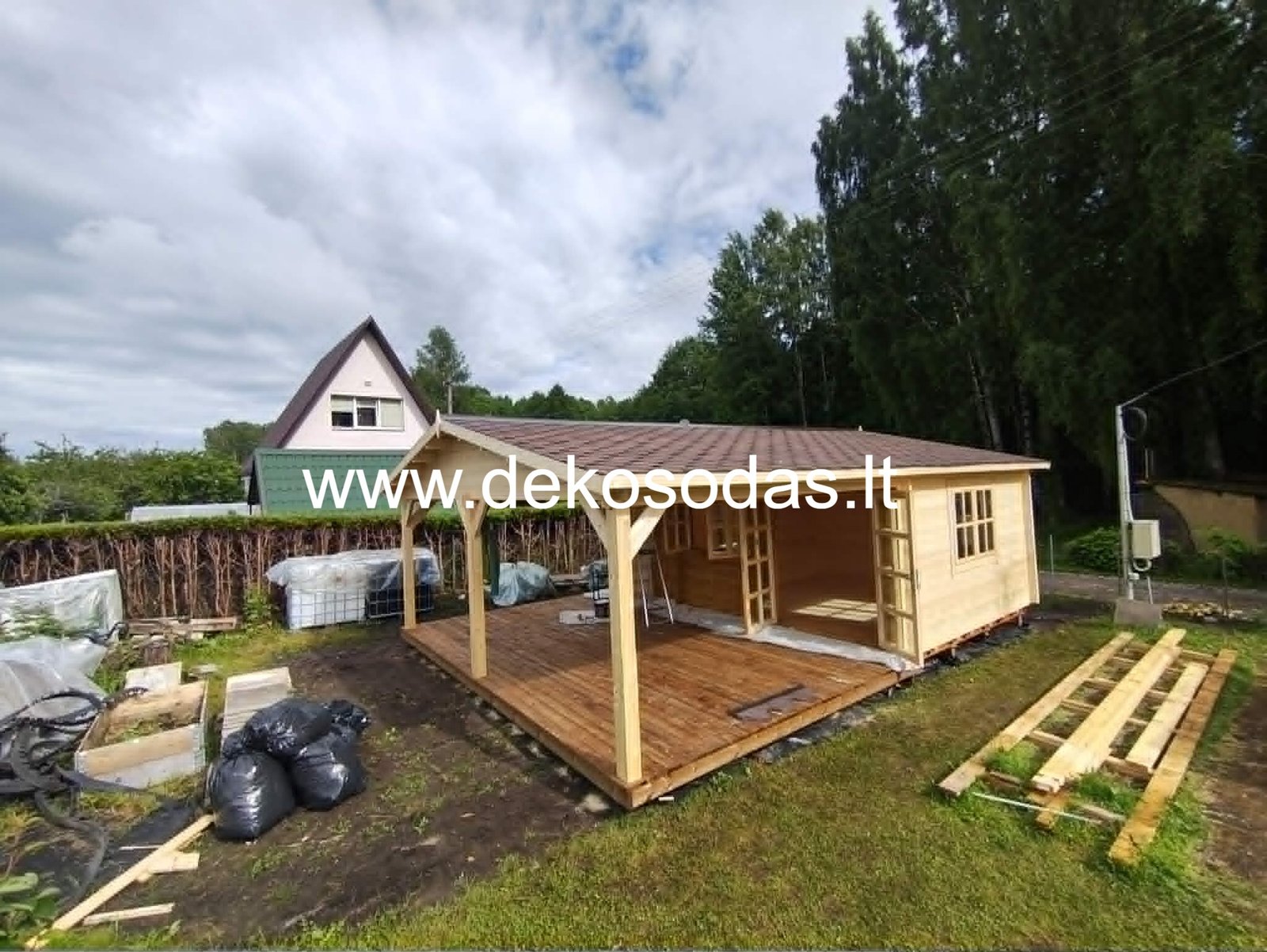 Minero 6x8 m medinis sodo namelis su 6x4 m pastoge ir sandėliuku