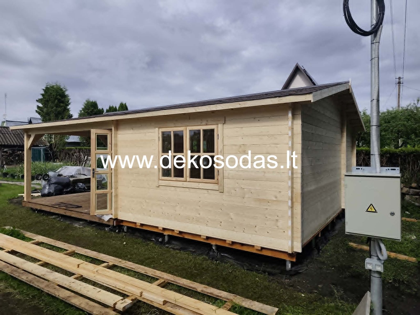 Minero 6x8 m medinis sodo namelis su 6x4 m pastoge ir sandėliuku